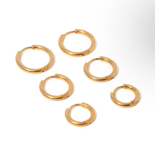 Set of gold hoop earrings stackable