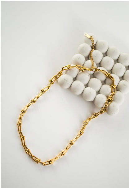 gold-colored chunky link necklace 